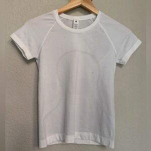 Lululemon short sleeve top Size 4